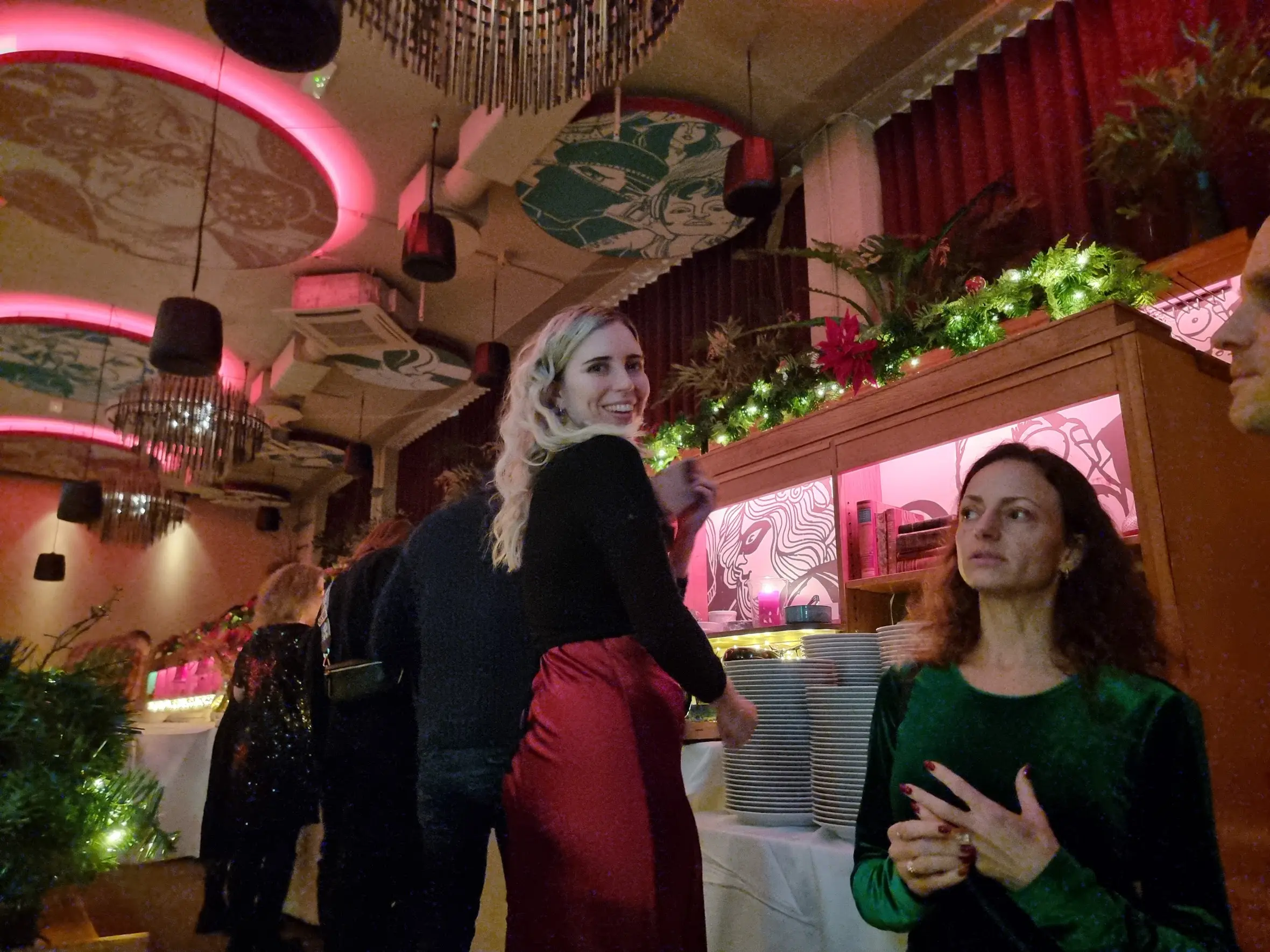Moa och Petra på julbord